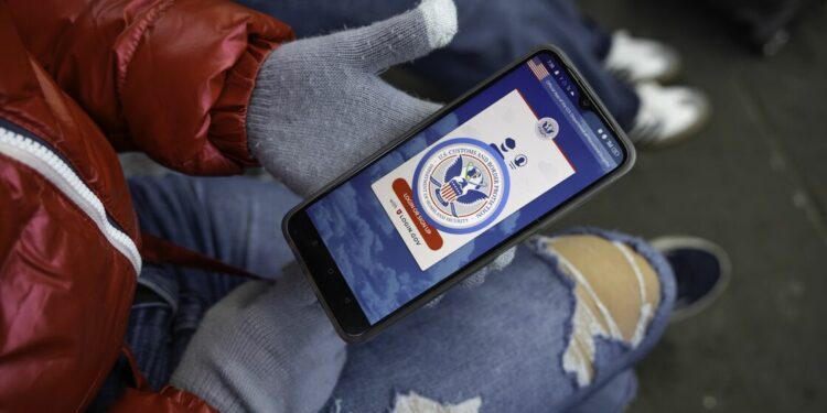 US Orders Deportation of Migrants Who Used ‘Biden-Era App’