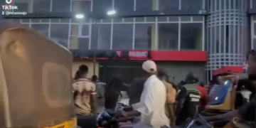 Angry Youths loot CBEX Office in Ibadan [Video]