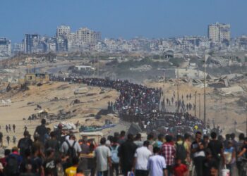 Displaced Palestinians Trek Home to Gaza as Israel-Hamas Truce Begins