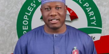 Kwara PDP Condemns SUBEB Chief for ‘Forcing Teachers to Sweep’ During School Visit