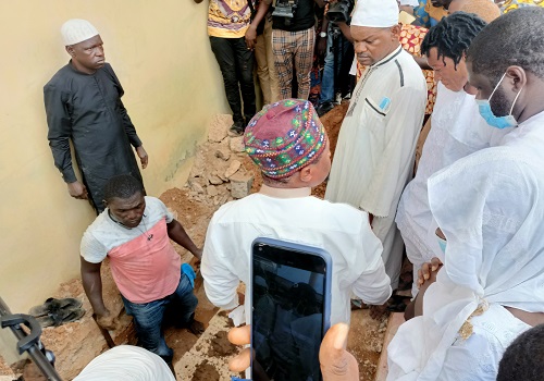 <div style="width: 640px;" class="wp-video"><video class="wp-video-shortcode" id="video-1785-3" width="640" height="360" preload="metadata" controls="controls"><source type="video/mp4" src="https://ideemlawful.com/wp/wp-content/uploads/2021/11/twitter_20211125_114246.mp4?_=3" /><a href="https://ideemlawful.com/wp/wp-content/uploads/2021/11/twitter_20211125_114246.mp4">https://ideemlawful.com/wp/wp-content/uploads/2021/11/twitter_20211125_114246.mp4</a></video></div> moments late comic actor, baba suwe laid to rest, as nollywood actors, actresses pay last respect <div style="width: 640px;" class="wp-video"><video class="wp-video-shortcode" id="video-1785-4" width="640" height="360" preload="metadata" controls="controls"><source type="video/mp4" src="https://ideemlawful.com/wp/wp-content/uploads/2021/11/twitter_20211125_114246.mp4?_=4" /><a href="https://ideemlawful.com/wp/wp-content/uploads/2021/11/twitter_20211125_114246.mp4">https://ideemlawful.com/wp/wp-content/uploads/2021/11/twitter_20211125_114246.mp4</a></video></div> moments late comic actor, baba suwe laid to rest, as nollywood actors, actresses pay last respect