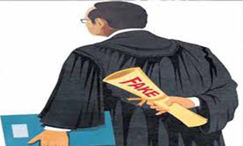 video: moment 'fake lawyer' arrested in court after 10yrs of practice